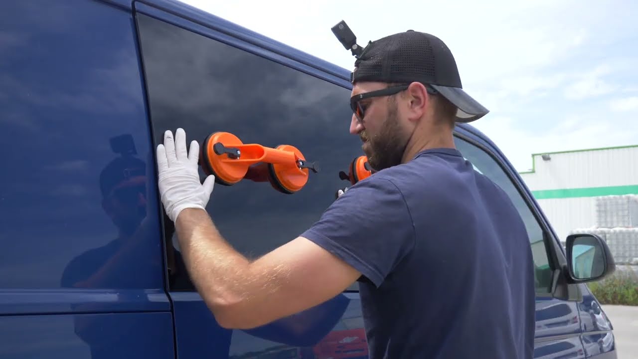 Comment poser une vitre avec une précision chirurgicale sur son van quand on y connait rien ?