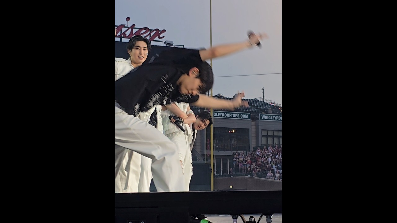 Seungmin&rsquo;s cartwheel during 「WALKIN ON WATER」DominATE tour Chicago #straykids