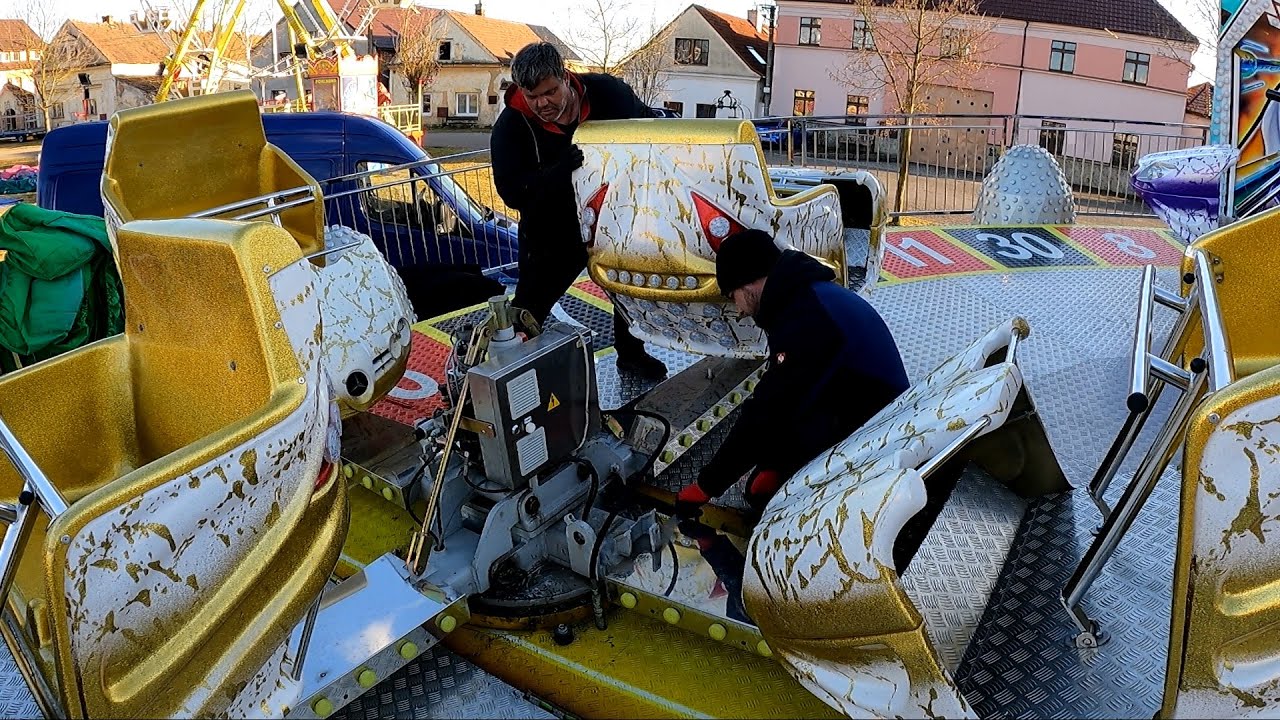 Stavba atrakce Break Dance | Úherecká pouť 2025