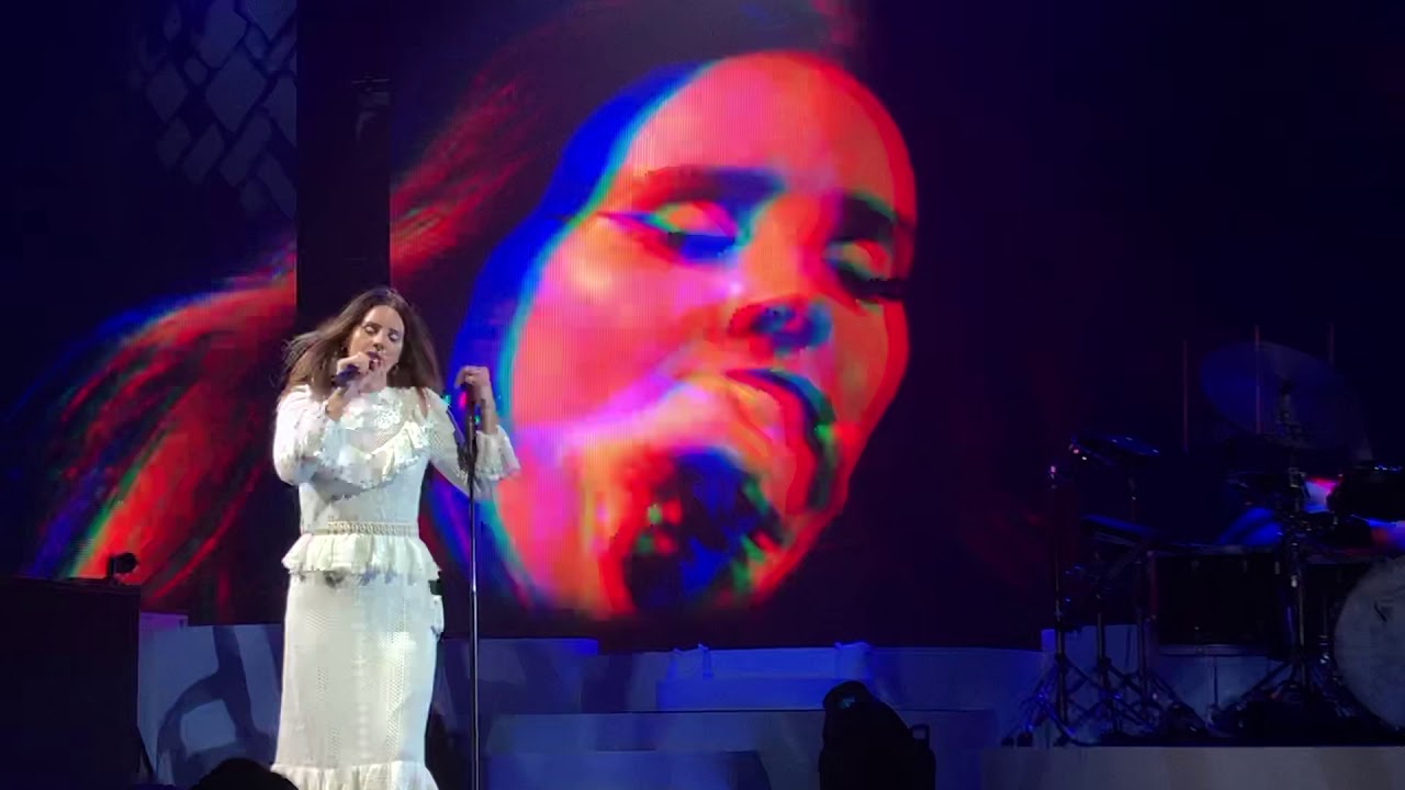 Lana Del Rey Performs “Shades of Cool” at Jones Beach