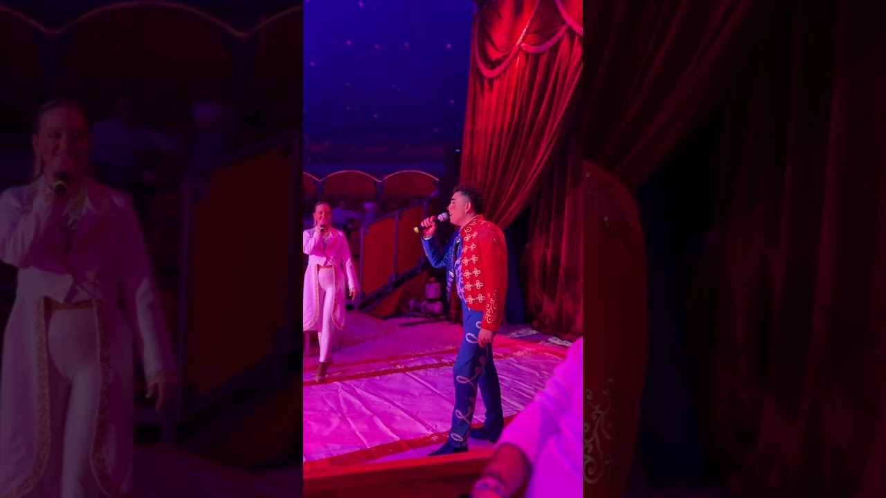 ￼ finale bei der Premiere Schweinfurter Weihnachtscircus Europa Circus Grüße wünscht Hubert Fella