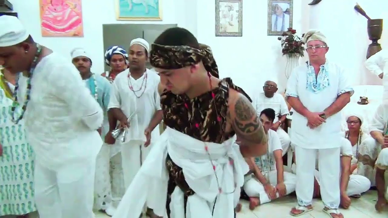 Veja que beleza de Oxumaré. Só um pano, torço e o Asè do Orixá. Sem 5kg de roupa anágua e badulaque!