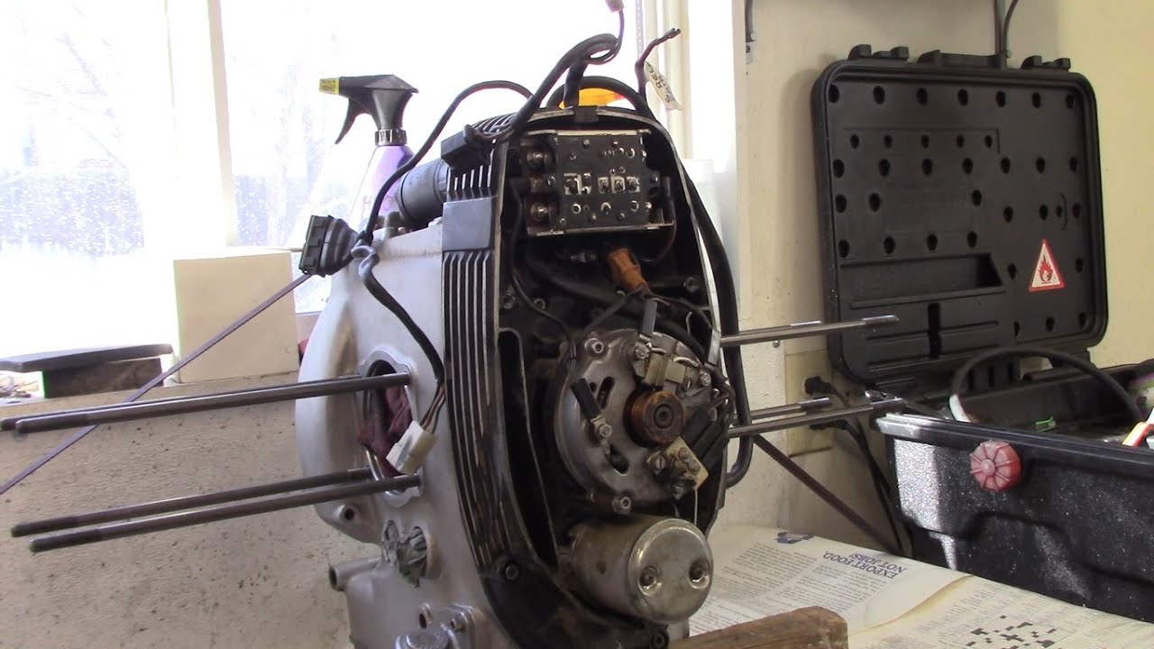 BMW R100RS 1983 года выпуска. Снятие платы диодов, генератора и датчика зажигания.