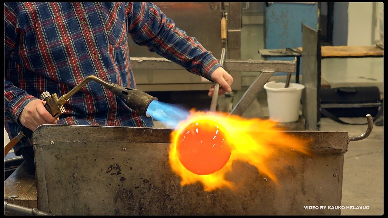 Lasinpuhallusta / NUUTAJ&Auml;RVEN LASIKYL&Auml;, osa 1/7 4K &bull; Glassblowing, Part 1/7