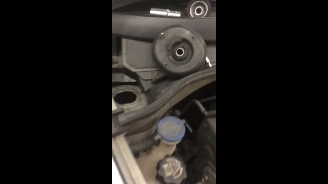 Como poner la cazoleta (soporte superior) del amortiguador en un Citroën C3 primera fase