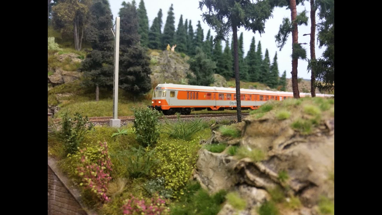 Modelleisenbahn HO Zugfahrten: TRIX BR 218 und ESU City Bahn 