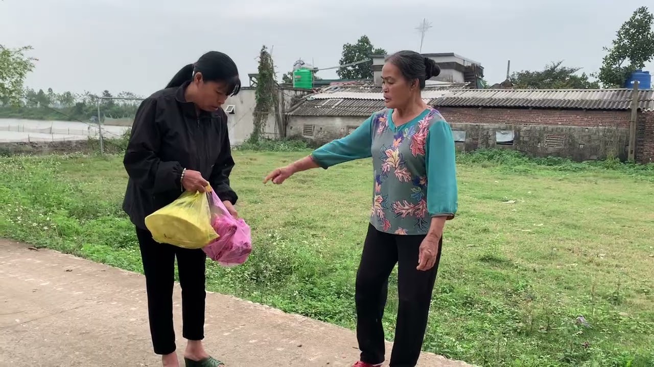 Bà quyển biết được ý đồ mụ Phượng cho đồ ăn không giám nhận vứt đi luôn 