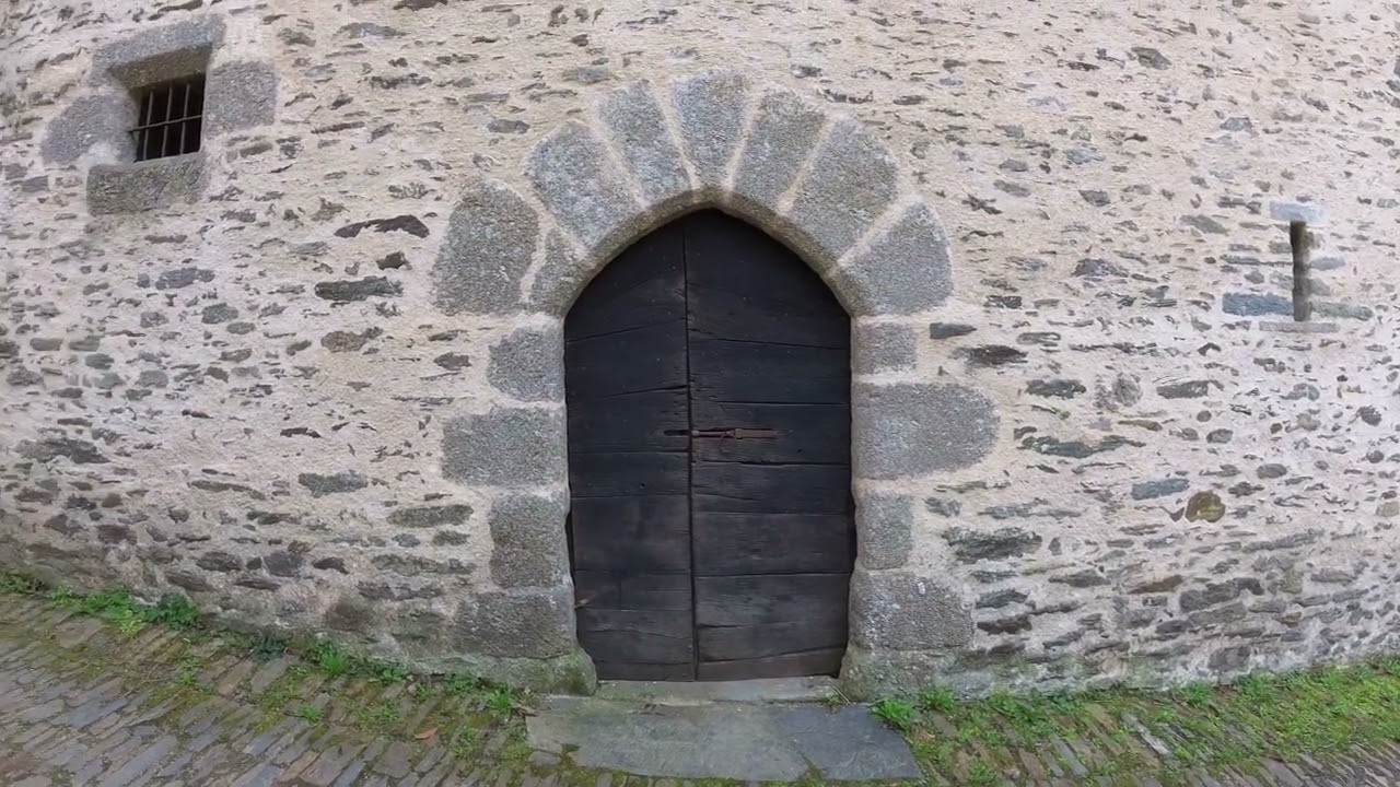Balade à moto du Cantal à l'Aveyron. Visite de Montarnal village médiéval.