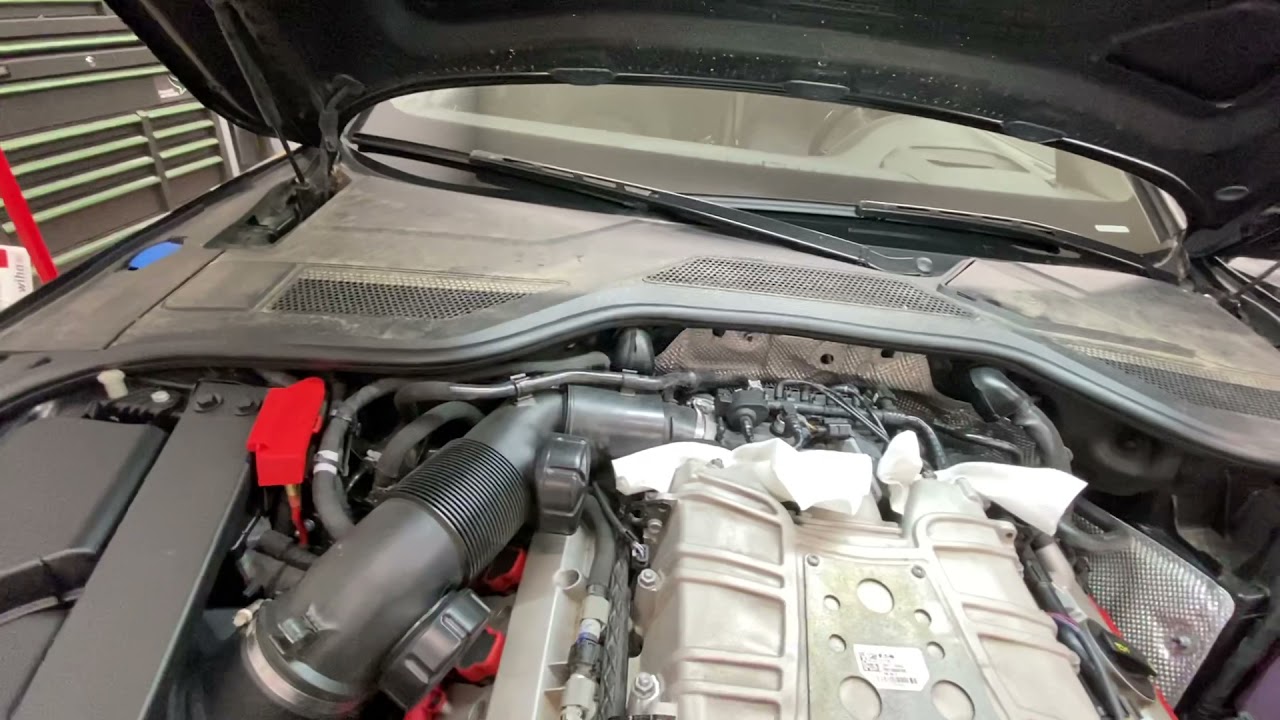 Прокачка винтов прокачки нагнетателя в Audi A8L D4 2017