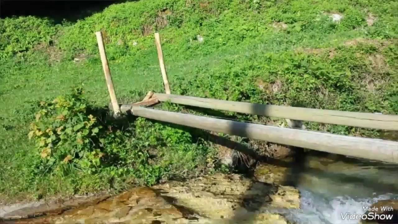 Costruzione di un piccolo ponte in legno sul fiume di bardiglia acerno. Simile al ponte di betano