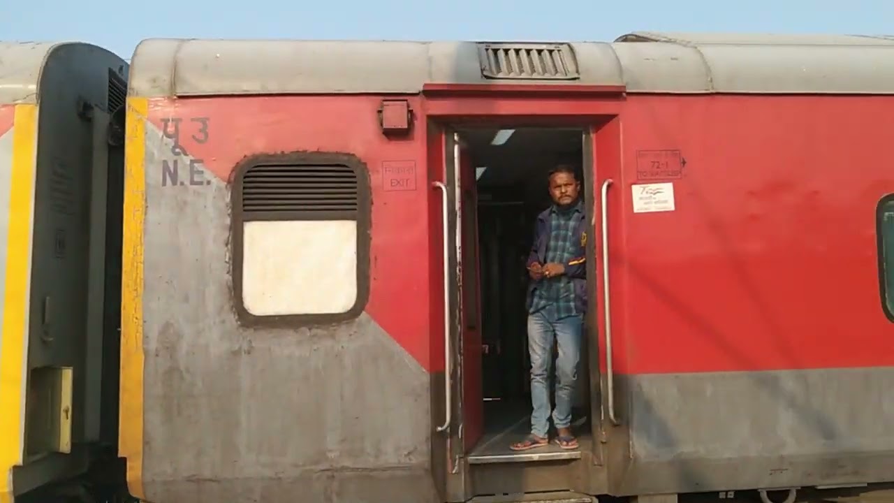 gadi sankhya 05053 yah gadi Gorakhpur se chalkar Lucknow Kanpur farookhabad ke raste..3.50