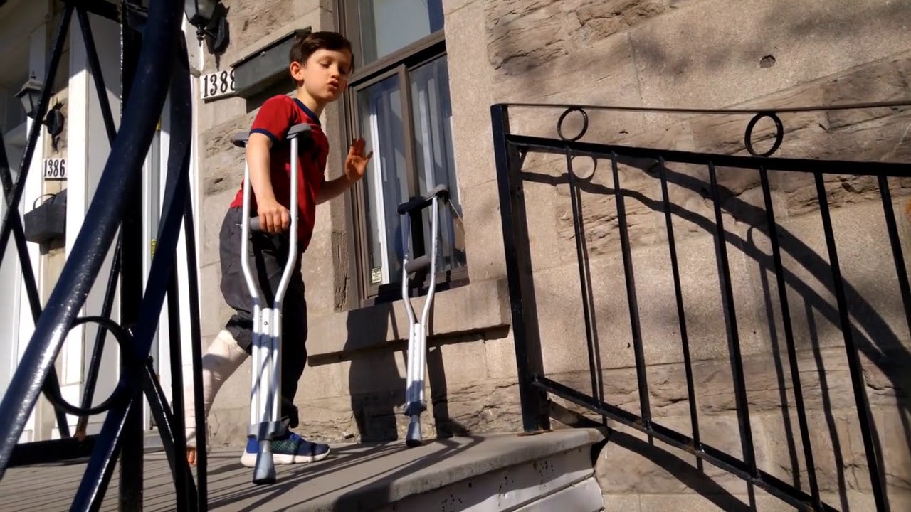 Enfant explique comment utiliser des béquilles