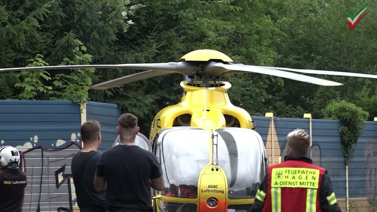 RTH Christoph 8 D-HDEC im Einsatz - Rettungshubschrauber startet auf Straßenkreuzung