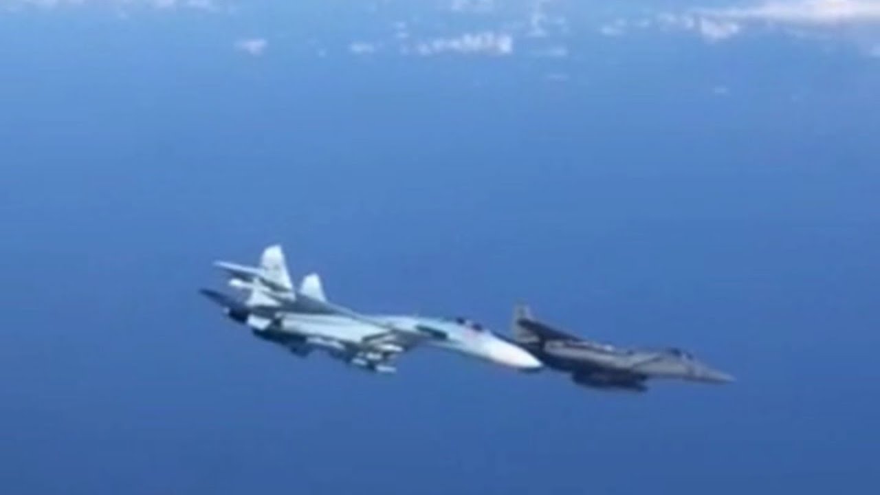 Су-35 дерзко отгоняет F-15 от правительственного борта РФ!