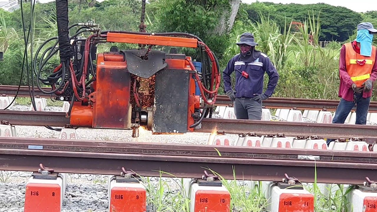 ชมงานเชื่อมไฟฟ้ารางรถไฟ ในโครงการทางคู่  Flash butt welding on rail ,double track project
