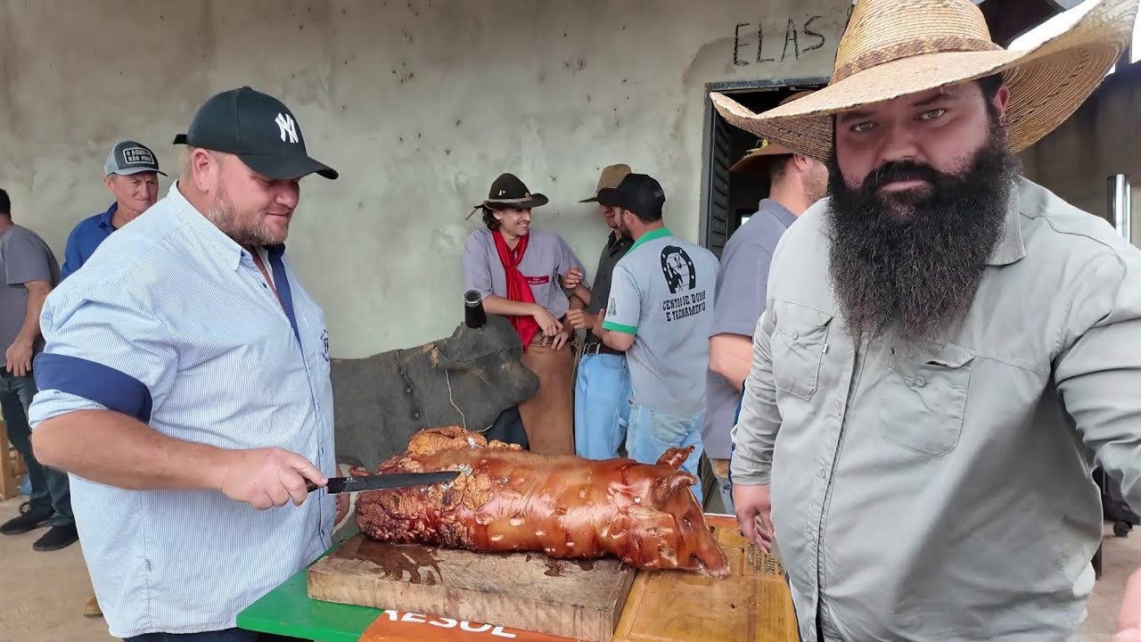 ajudando rechear e assar dois leitões para o almoço
