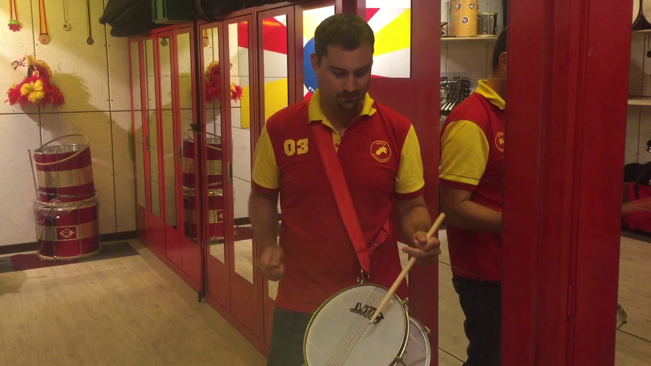 Batidas de caixa das escolas de samba do Rio de Janeiro (with subtitles Eng/Fra)