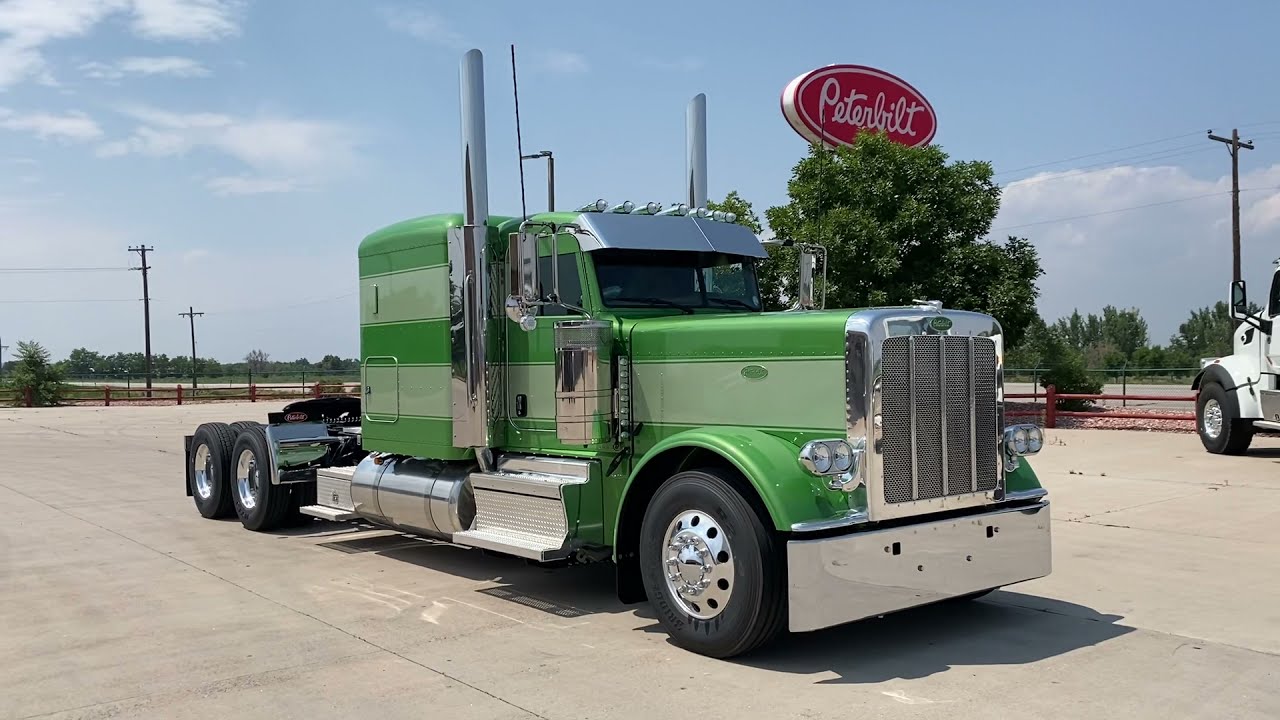 2022 Peterbilt 389 in SEXY VIPER GREEN!  290
