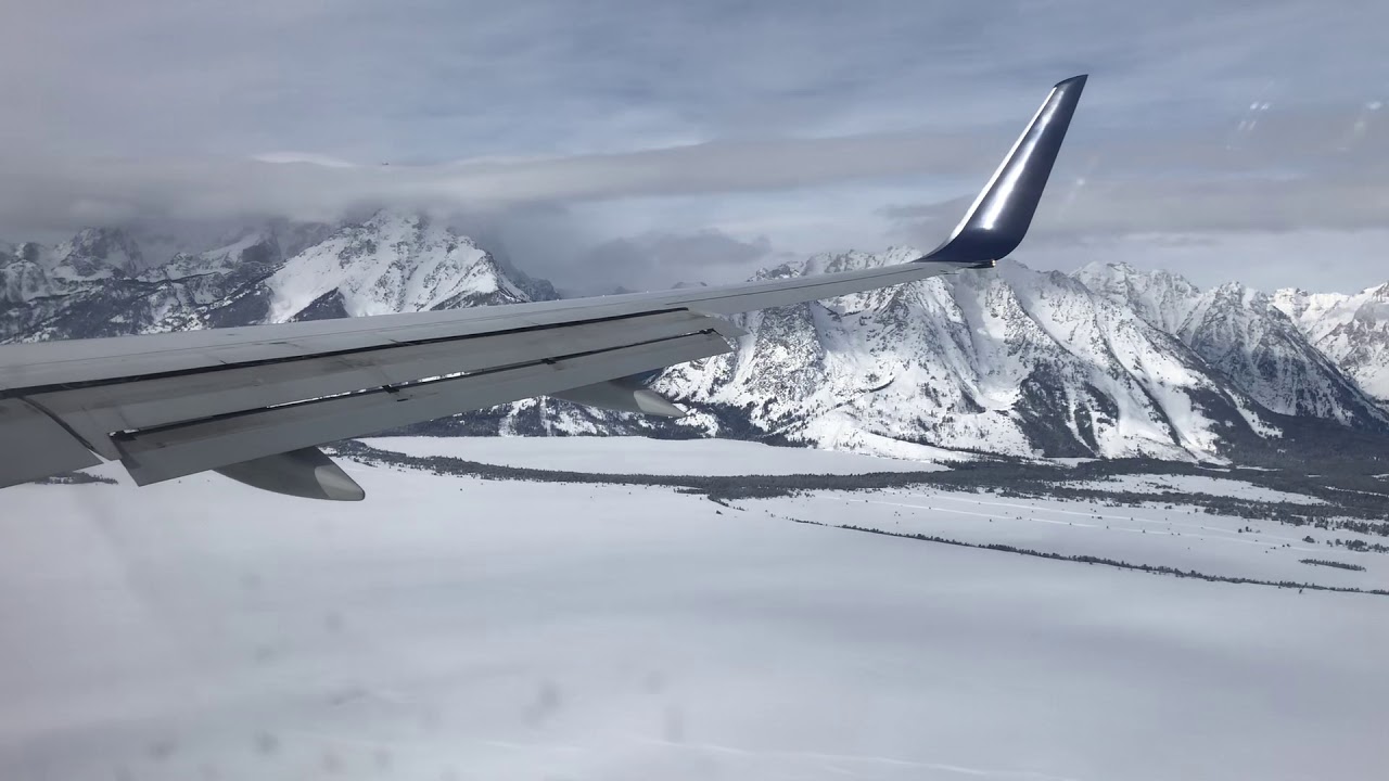 Delta Air Lines Boeing 757-200 landing in Jackson Hole, Wyoming (KJAC)