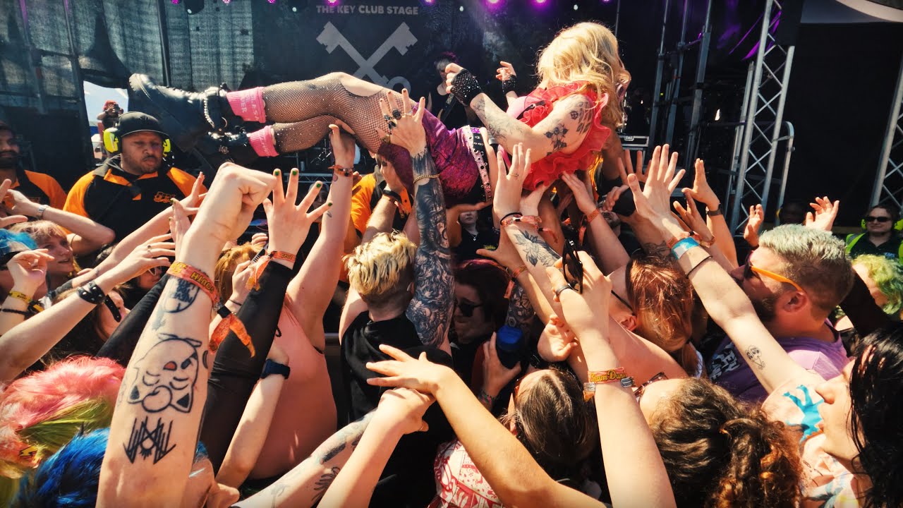 SCENE QUEEN DROPPED AFTER CROWD SURFING x SLAM DUNK 2023 SOUTH