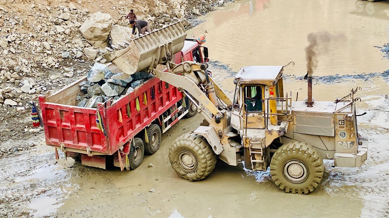 🔥 Caterpillar 966D Loading Giant Stone into Dump Truck | Heavy Equipment Power 💪🚜