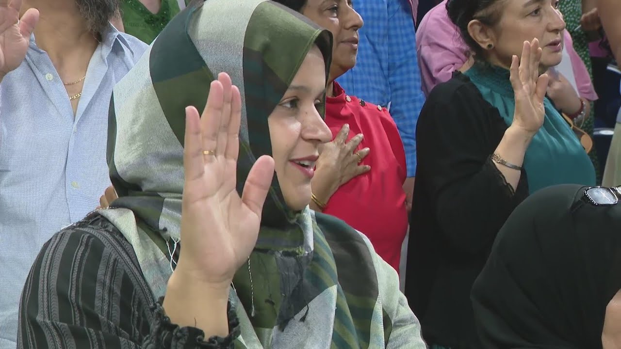 Ceremony welcomes more than 700 new US citizens — WGN Evening News