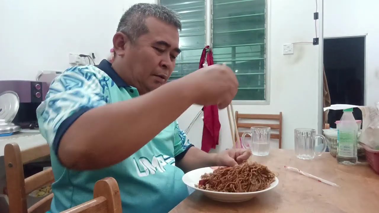 Malam hari makai mee Kampua 