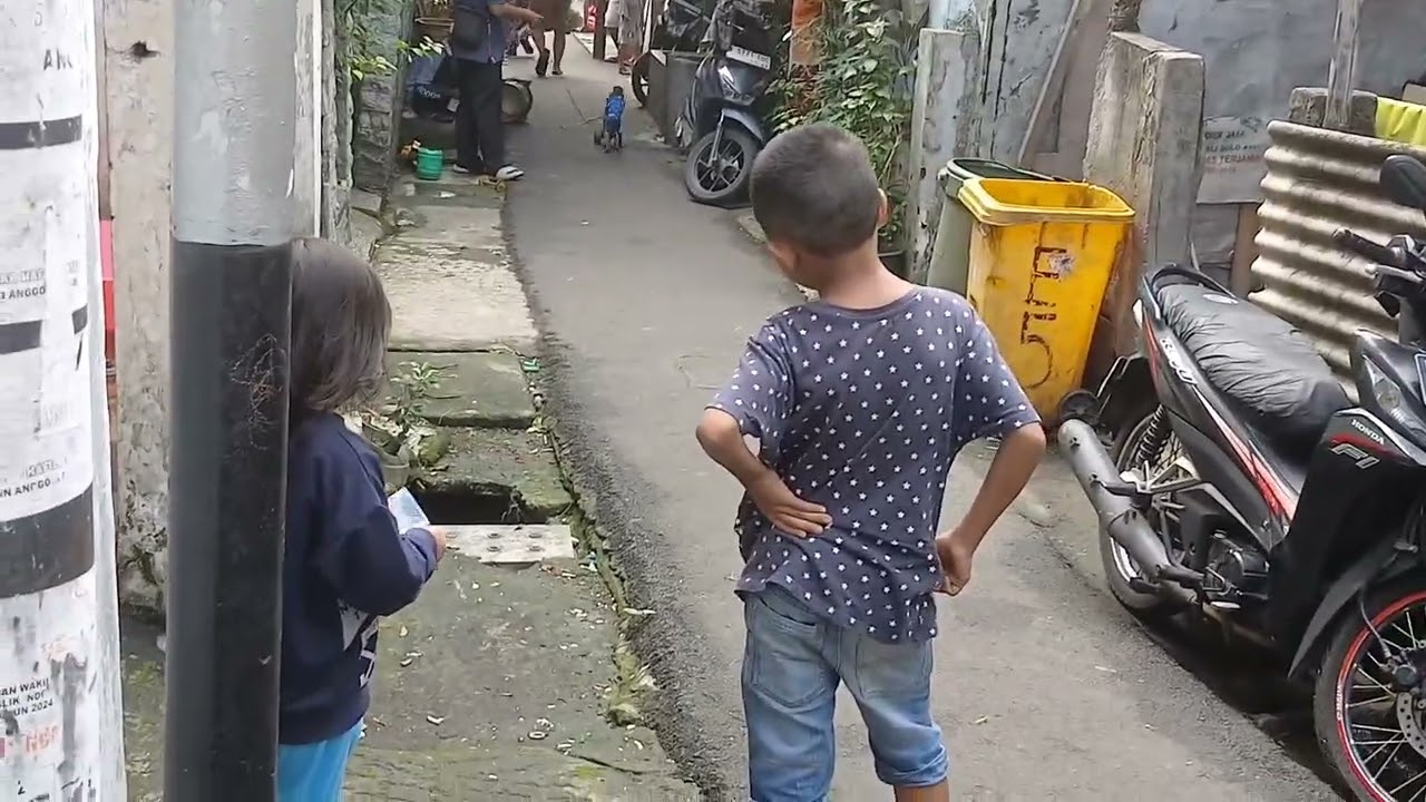 Yumna nonton Topeng Monyet