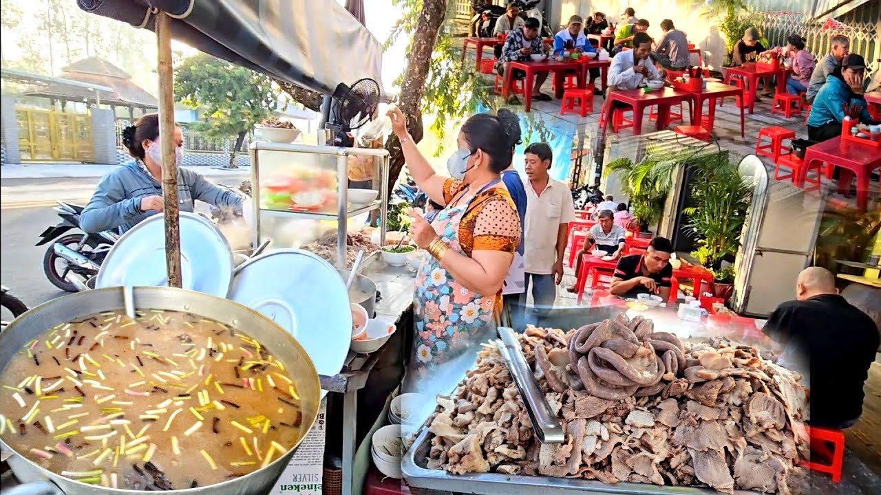 Không ngờ lại có xe cháo lòng 15k rẻ và ngon thế này dành cho người lao động
