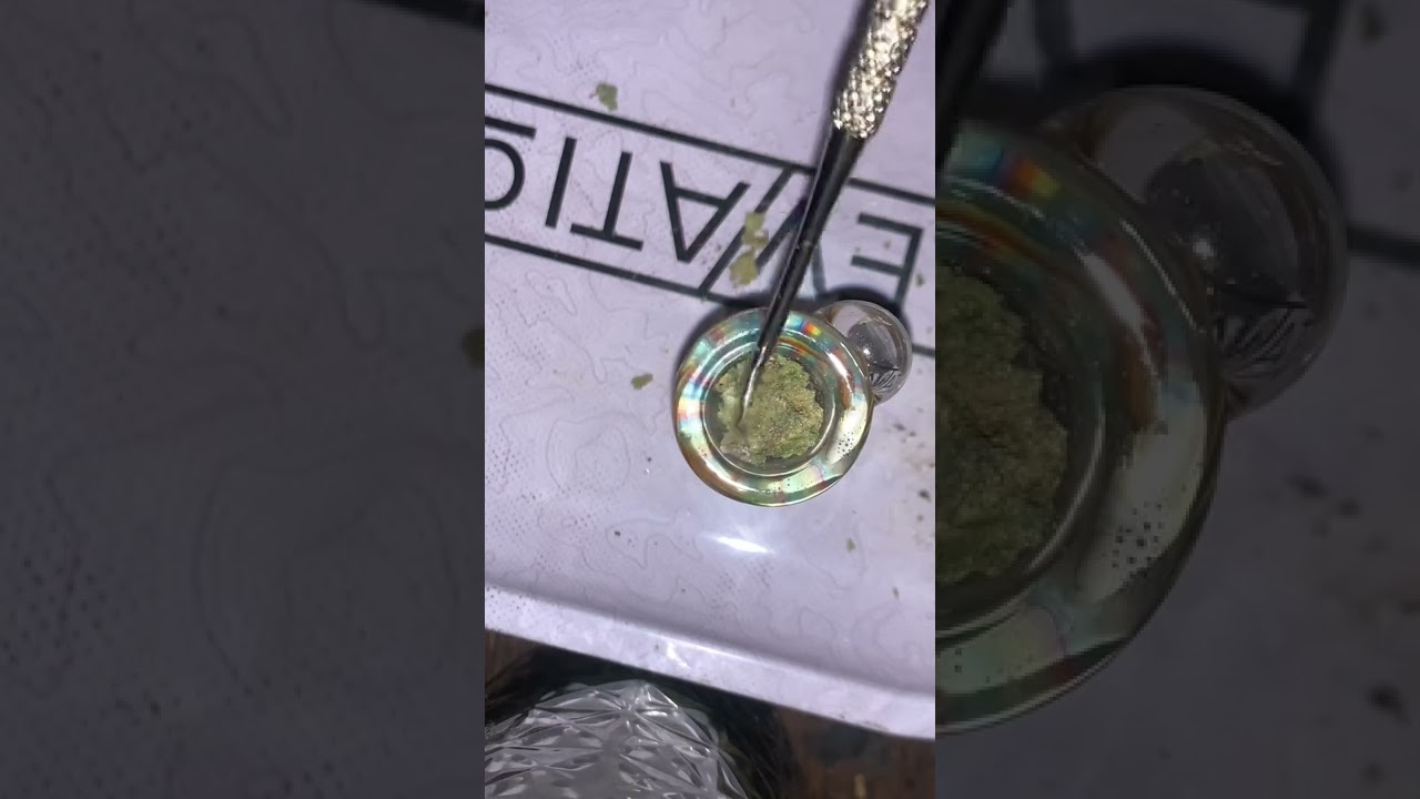 Packing & smoking a super dank salad bowl (5+ strains)