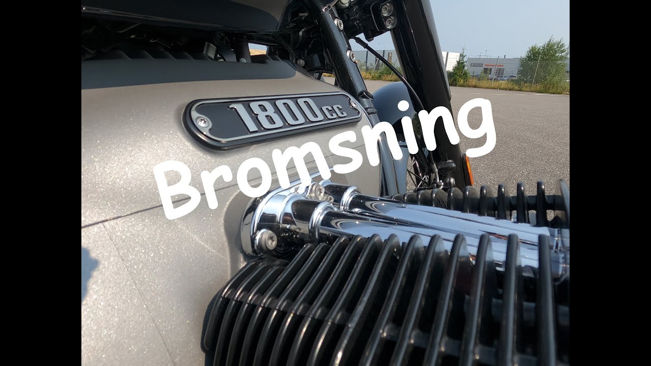 Mc-läraren kör bromsning inför uppkörningen med en BMW R18