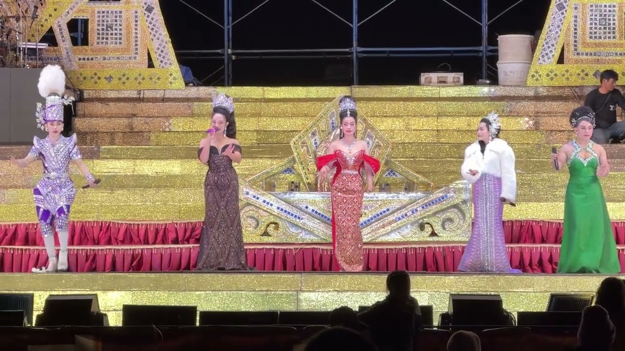ฉากสุดท้าย ช่วงลำเรื่องต่อกลอนเรื่อง  “มีเงินลืมชาติ มีอำนาจลืมโต”วงหมอลำคณะเสียงอีสาน