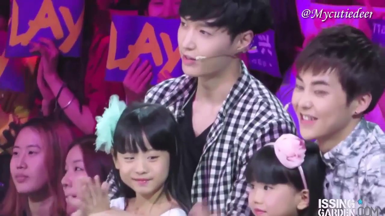 ZHANG YIXING AND LITTLE GIRLS