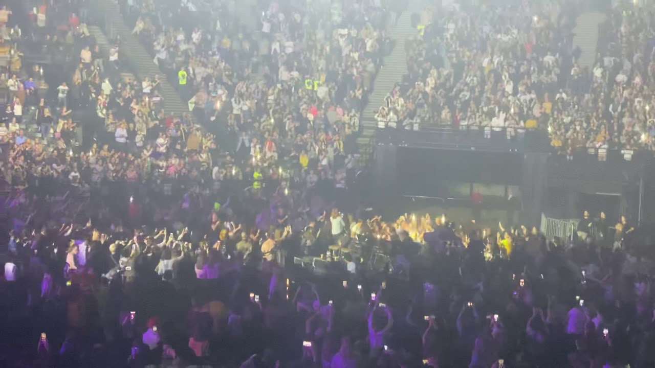 Matt Pokora - Tombé ( dans le public - fosse ) - Pyramide Tour - Paris [26/11/19]