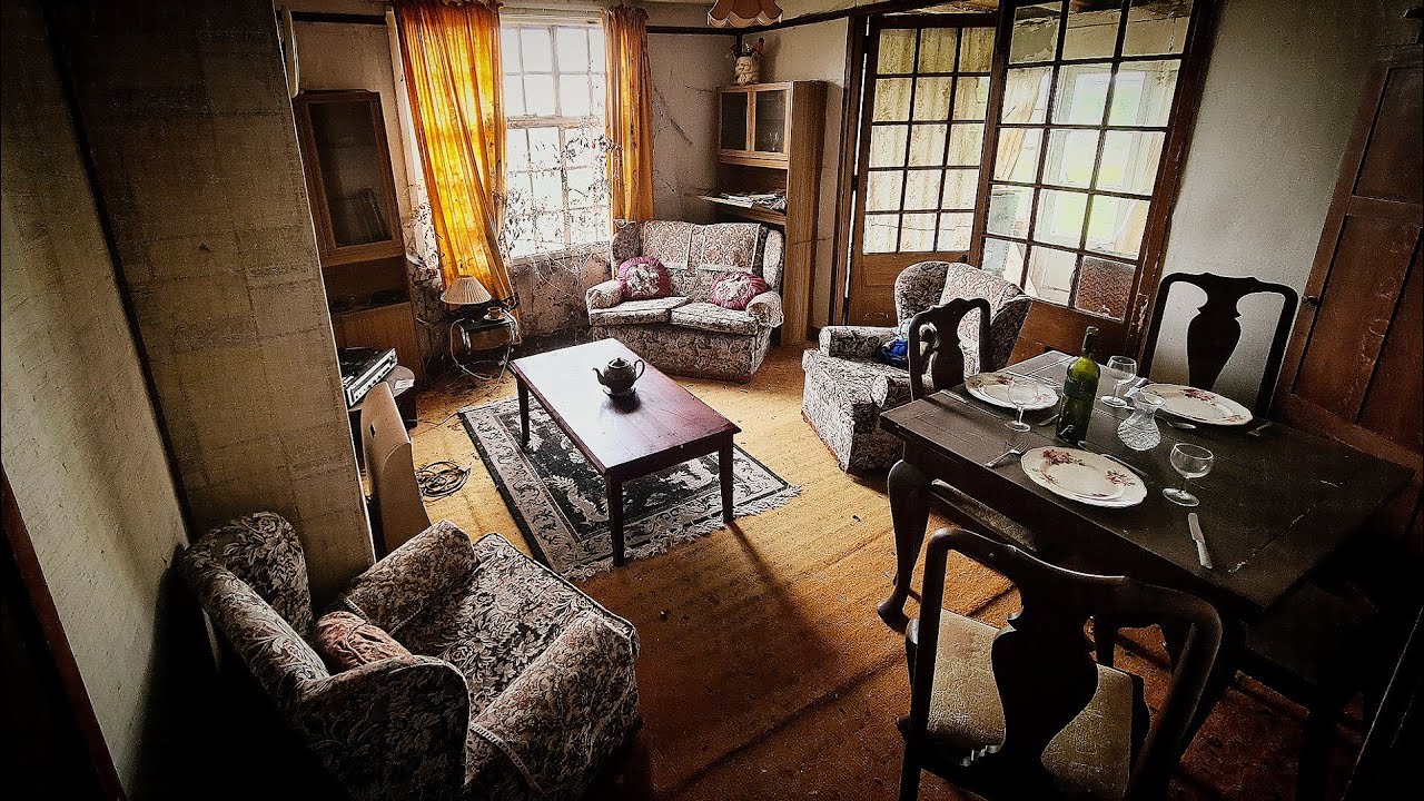 ABANDONED HOUSE LEFT TO DECAY WITH EVERYTHING LEFT BEHIND | ABANDONED PLACES UK