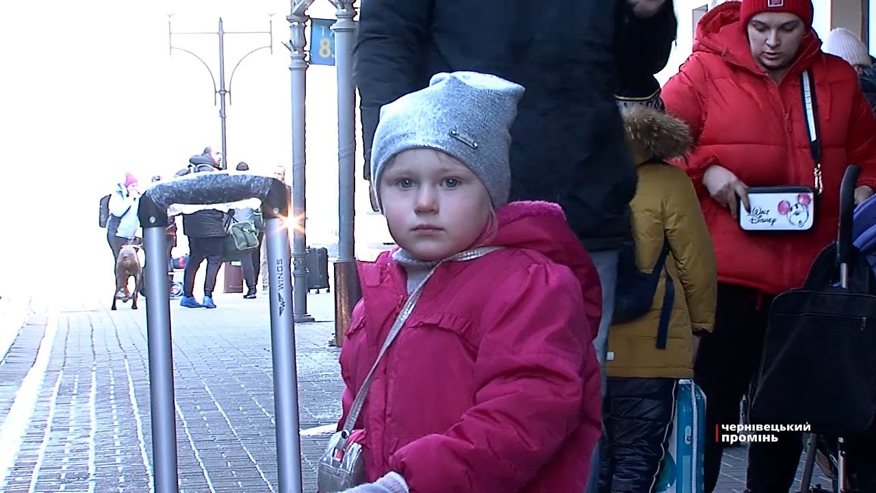 Операція «евакуація»: щодня на чернівецький вокзал прибувають потяги з переселенцями