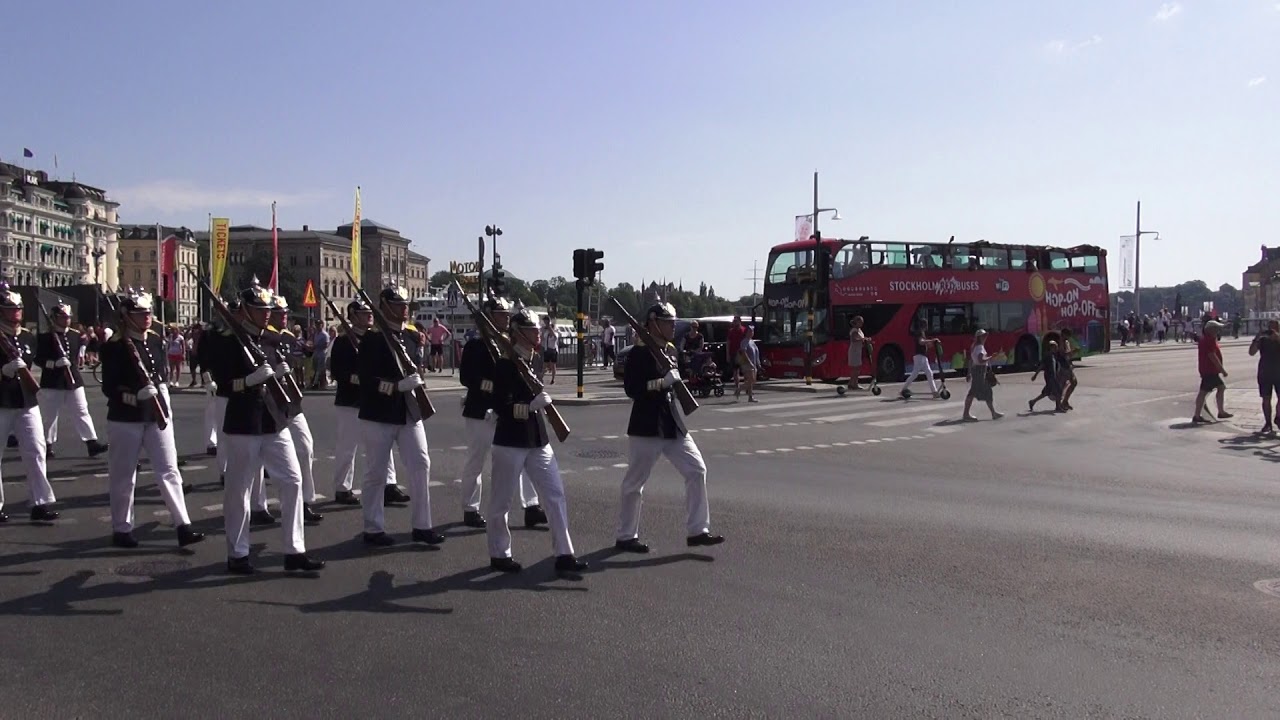 03  Vaktparaden  / the Parade of Guards marching to the Royal Palace.