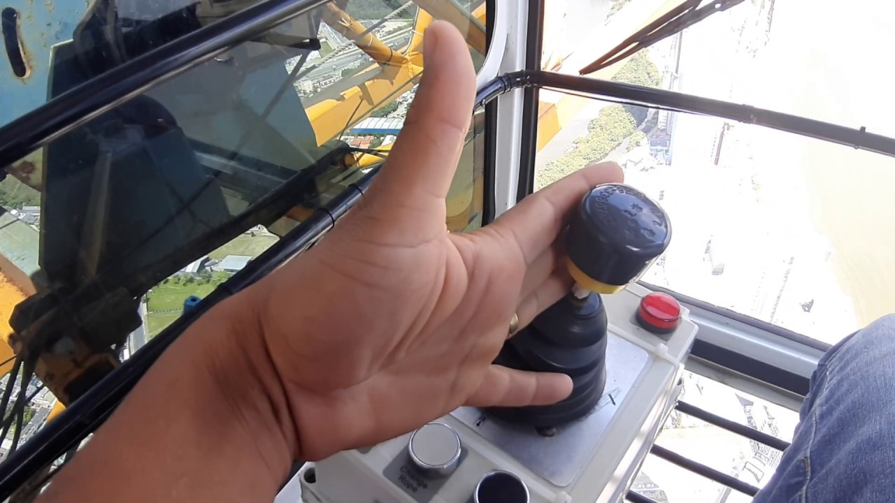 Controle de joystick do giro da grua