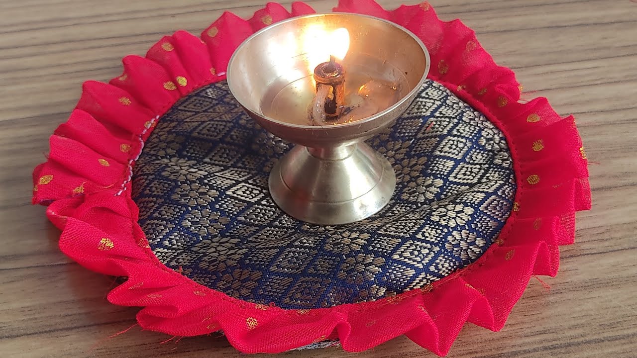 ब्लाऊज मधुन उरलेल्या टुकडया पासुन बनवा दिव्या साठी आसण..