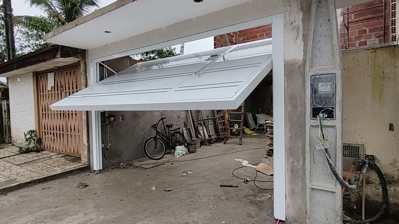 Portão Basculante de alumínio branco modelo lambril duplo