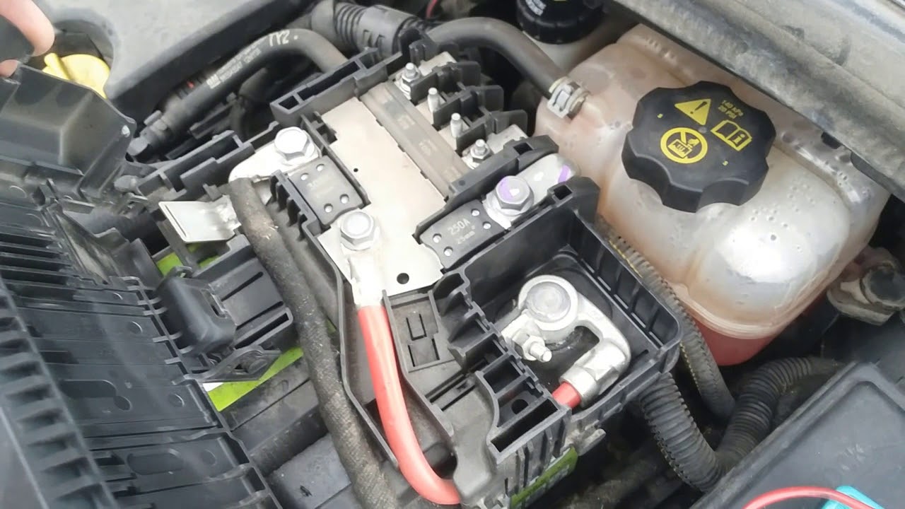 Как открыть крышку положительной клеммы аккумулятора в Opel Vauxhall Meriva B.