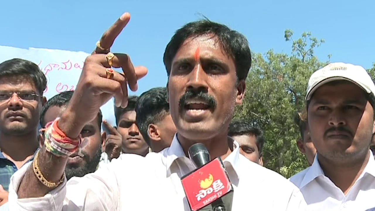 SV university Students protests and lit fire to Chandrababu effigy on opposing 3 capitals