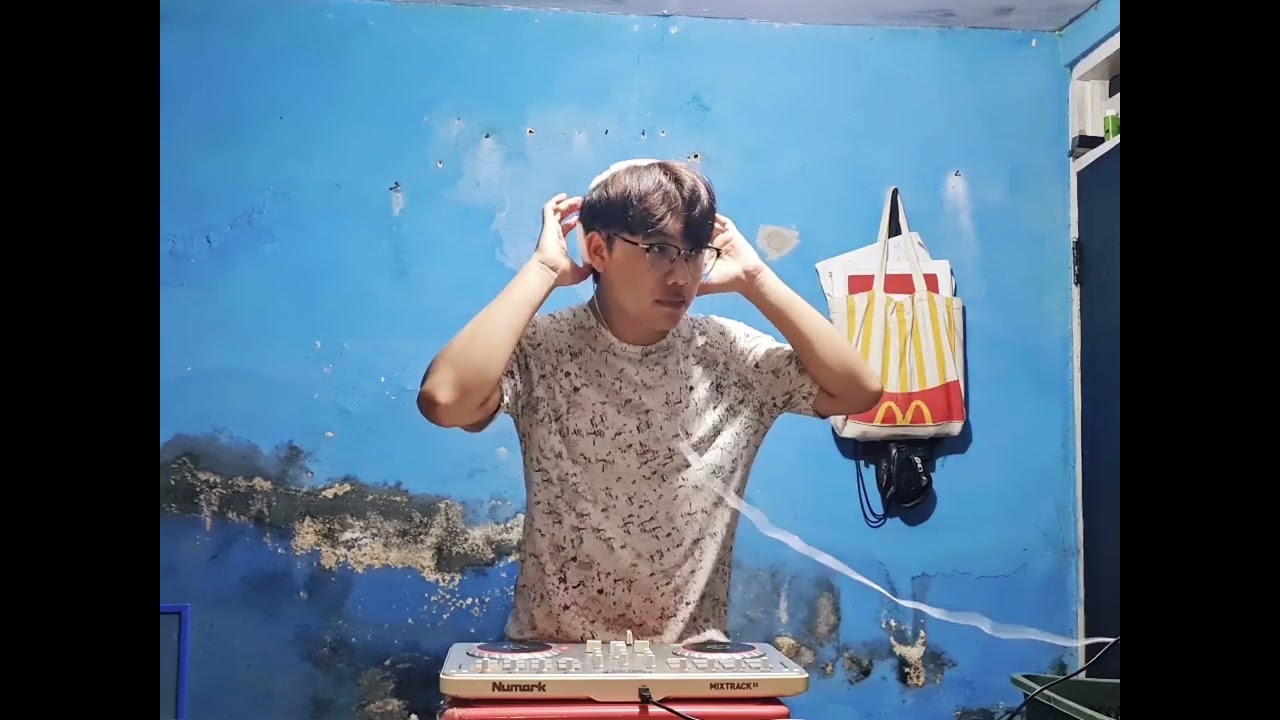 Rizkhan Behind The Desk DJ Perform #1 | Numark Mixtrack II