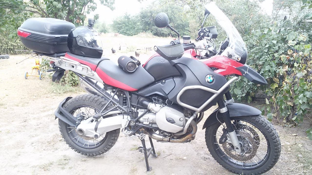 BMW R1200GS. Уж лучше по щебню чем по асфальту. Решение по музыке на мотоцикл.