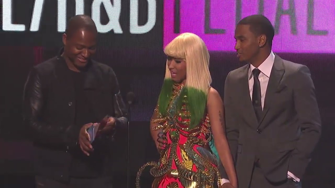 Nicki Minaj Promoting PINKFRIDAY during presenting award to Rihanna