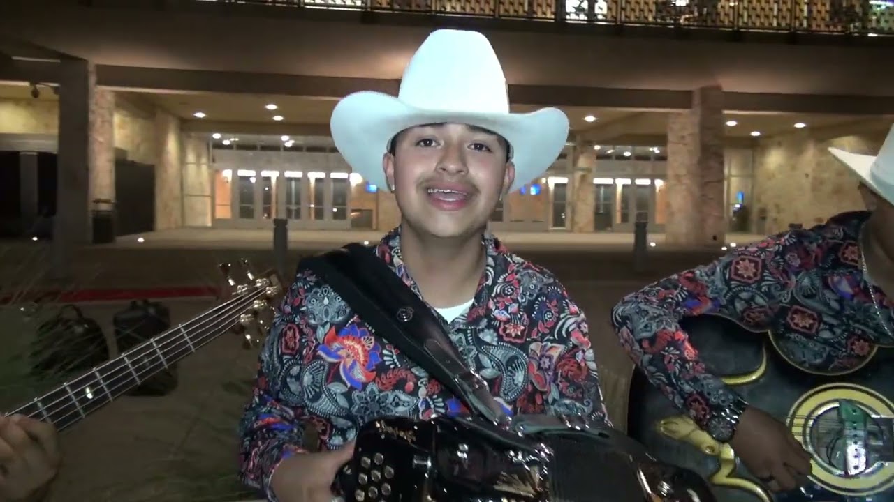 La Elegancia - Le Hace Falta Un Beso [Official Video]