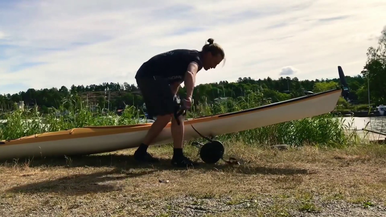 Fästa kajak på kajakvagn.