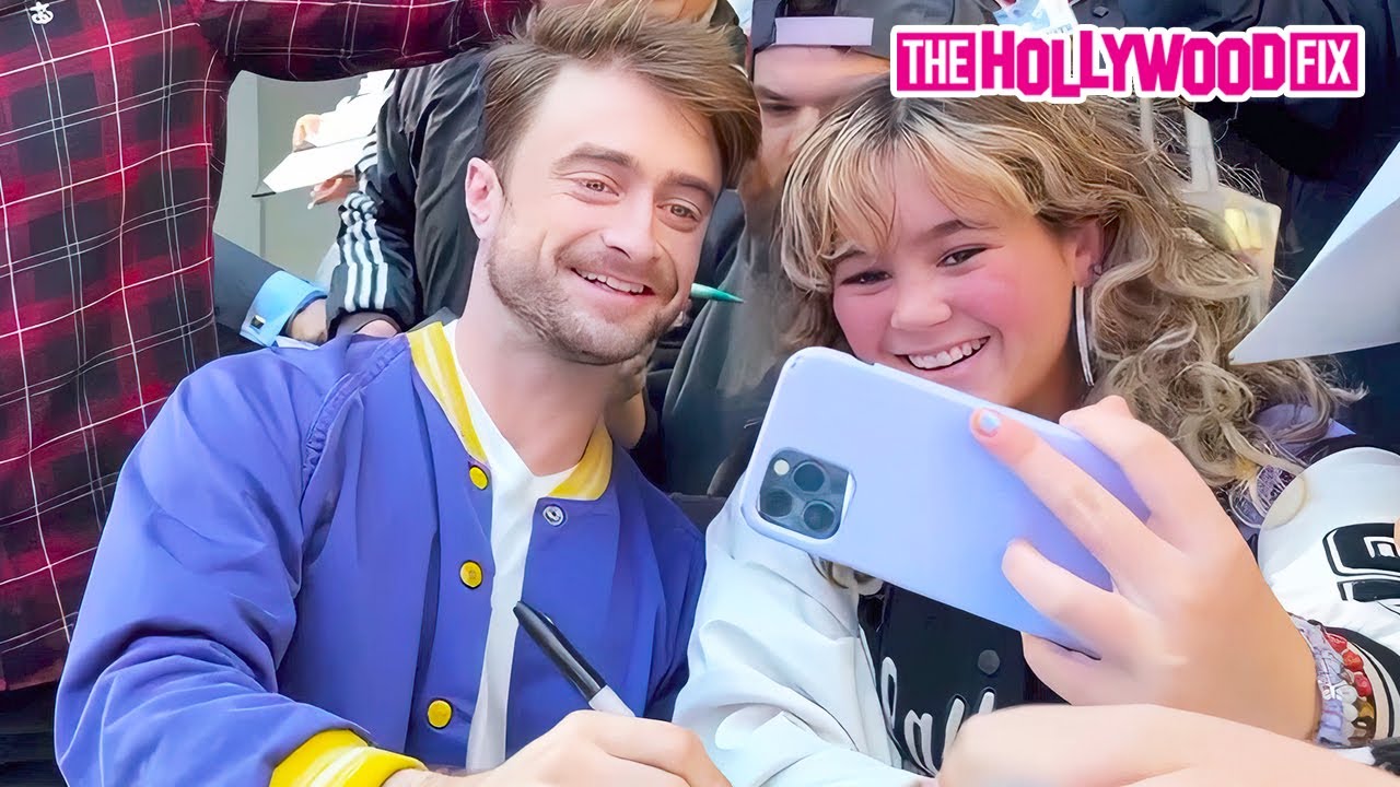 Daniel Radcliffe Signs Autographs For A Mob Of Harry Potter Fans While Leaving Good Morning America