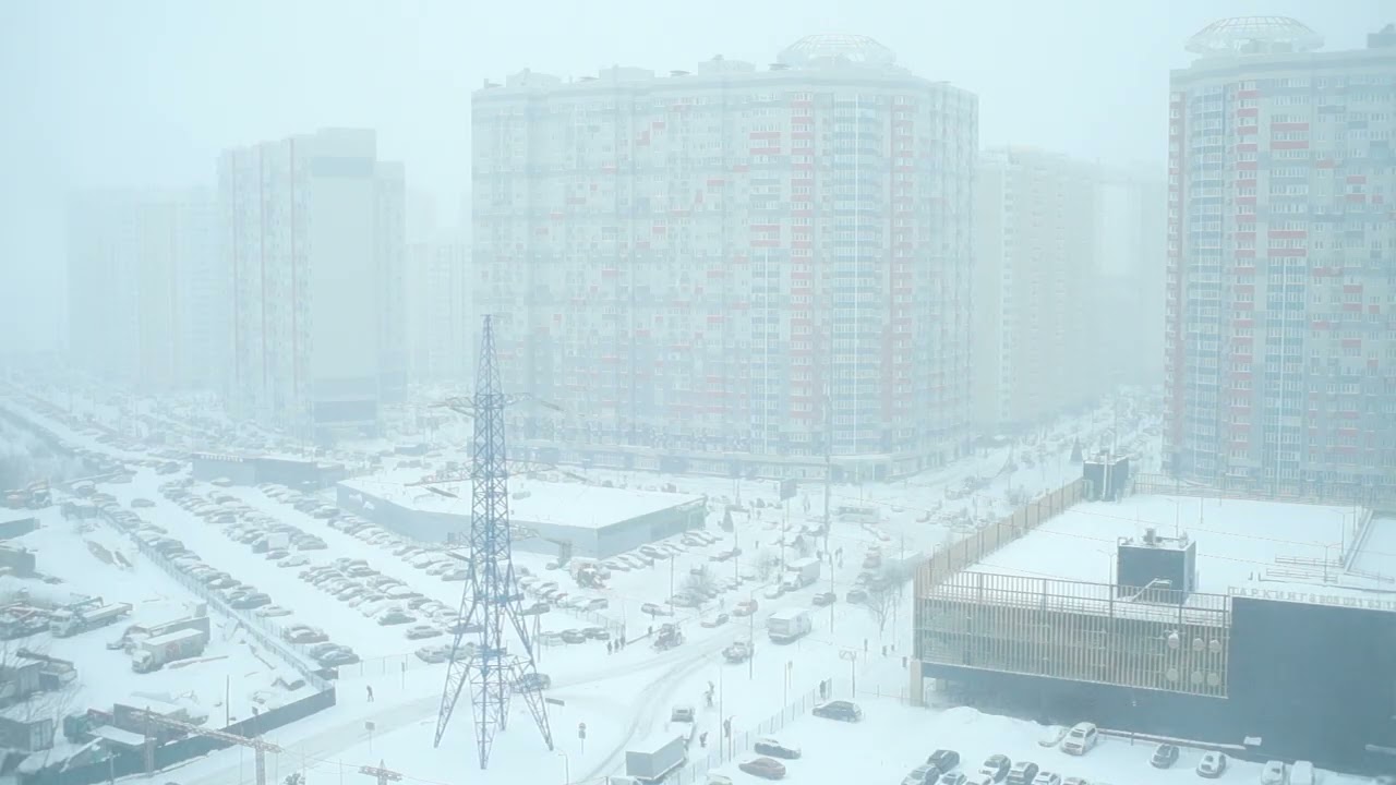Зимний вид на город из окна — туман, снег, дома | Фон для работы, сна — 15 мин