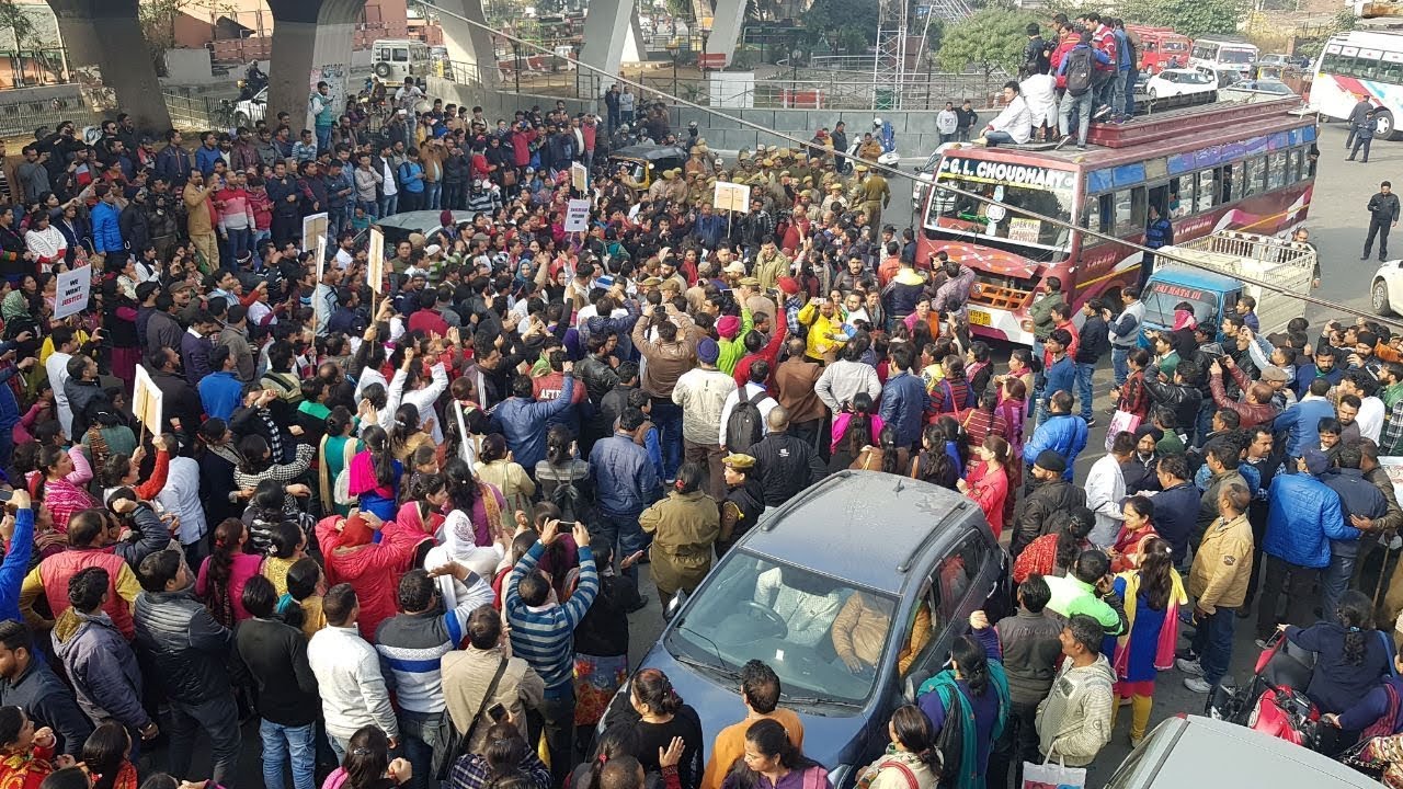 Jammu & Kashmir | Contractual employees stage protest, police use force